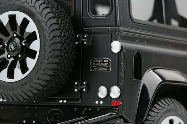 Land Rover Land Rover Defender 90 Works V8 70th Edition - 1:18 - LCD Models Land Rover Land Rover Defender 90 Works V8 70th Edition - 1:18 - LCD Models