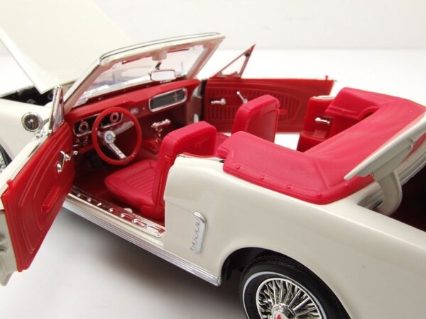 Ford Ford Mustang  Convertible 1964 'James Bond Goldfinger'  - 1:18 - Motor Max Ford Ford Mustang  Convertible 1964 'James Bond Goldfinger'  - 1:18 - Motor Max
