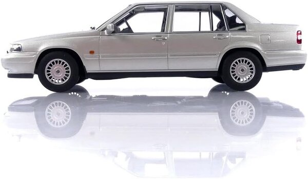 Volvo Volvo 960 - 1:18 - Triple 9 Collection Volvo Volvo 960 - 1:18 - Triple 9 Collection