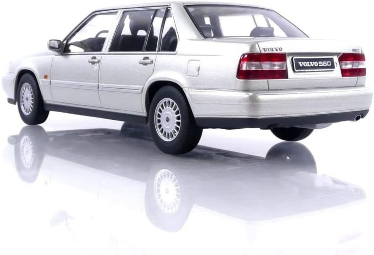 Volvo Volvo 960 - 1:18 - Triple 9 Collection Volvo Volvo 960 - 1:18 - Triple 9 Collection