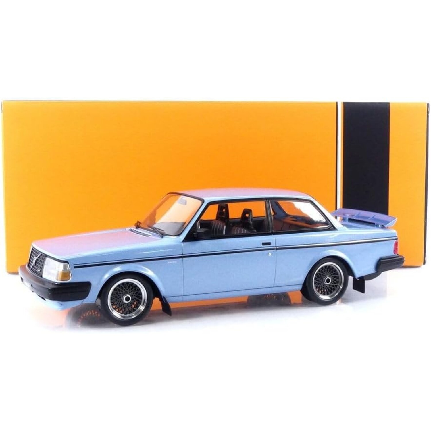 Volvo 240 Turbo 'Custom' 1985 - 1:18 - IXO Models - HMKT