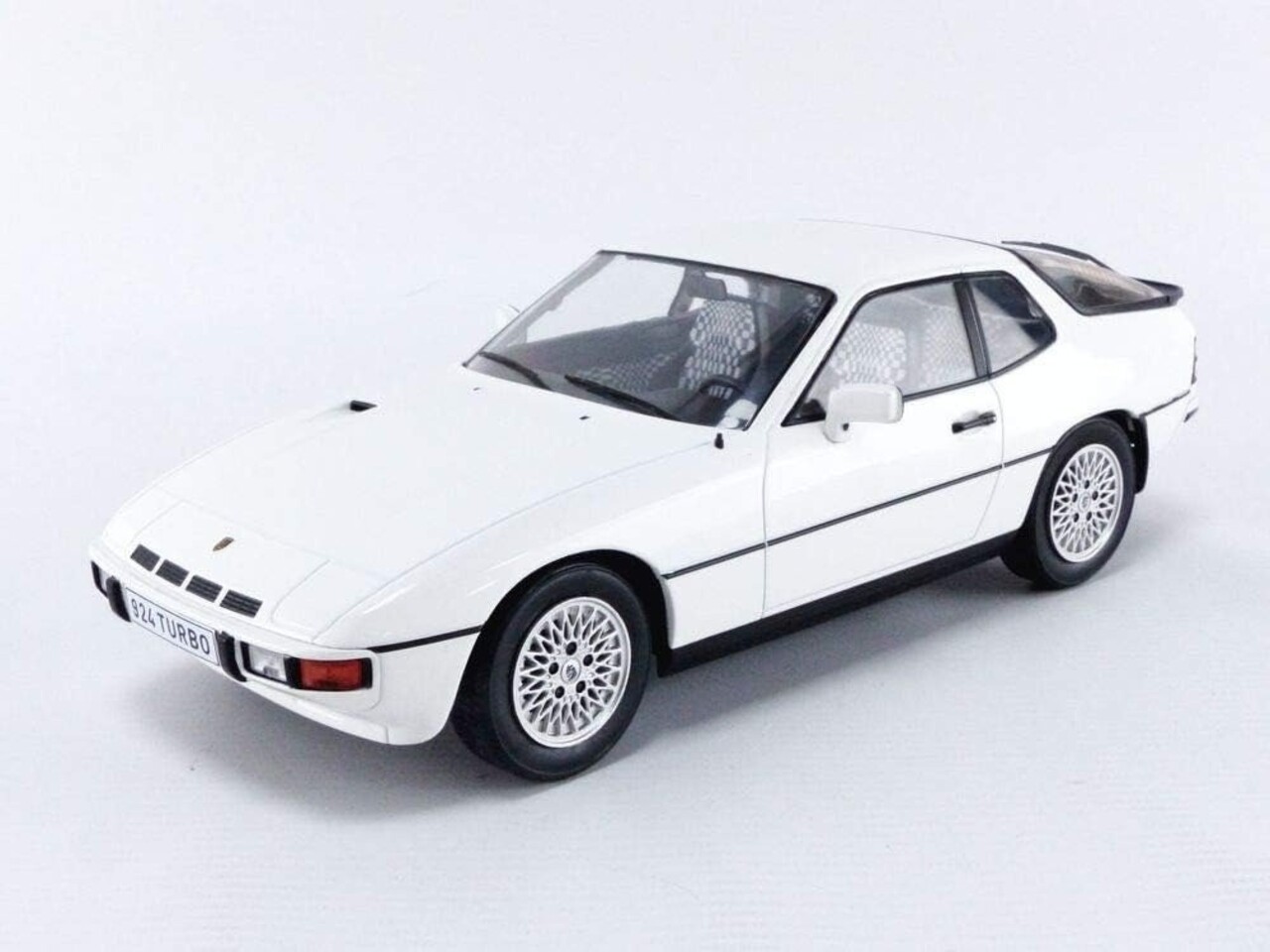Porsche Porsche 924 Turbo 1979 - 1:18 - Modelcar Group Porsche Porsche 924 Turbo 1979 - 1:18 - Modelcar Group