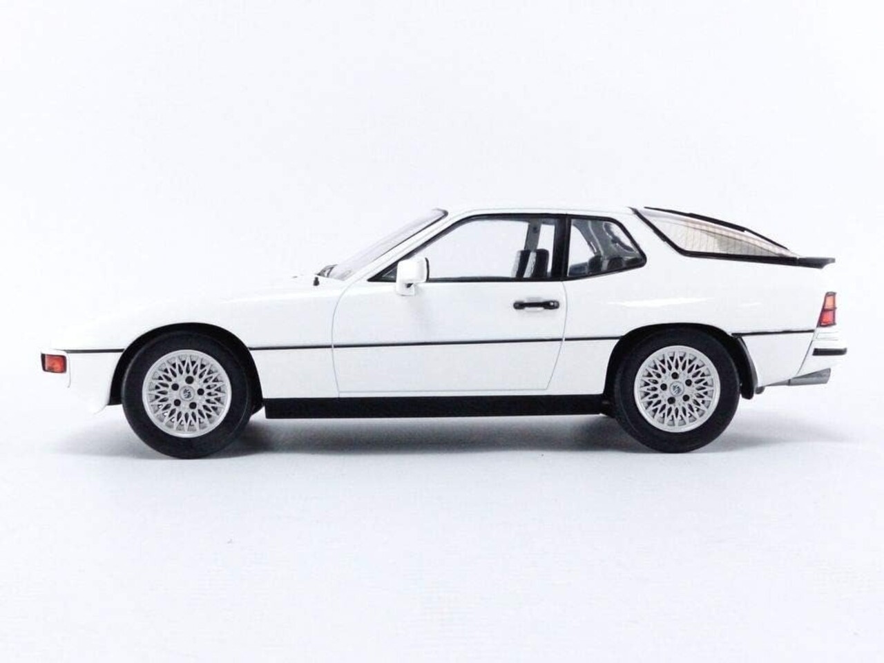 Porsche Porsche 924 Turbo 1979 - 1:18 - Modelcar Group Porsche Porsche 924 Turbo 1979 - 1:18 - Modelcar Group
