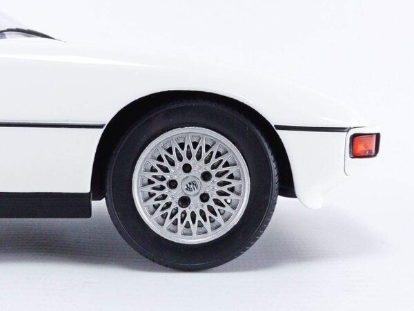 Porsche Porsche 924 Turbo 1979 - 1:18 - Modelcar Group Porsche Porsche 924 Turbo 1979 - 1:18 - Modelcar Group