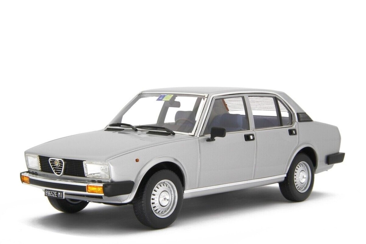 Alfa Romeo Alfa Romeo Alfetta 2.0L 1978 + Optional Wheels - 1:18 - Laudoracing - Model Alfa Romeo Alfa Romeo Alfetta 2.0L 1978 + Optional Wheels - 1:18 - Laudoracing - Model