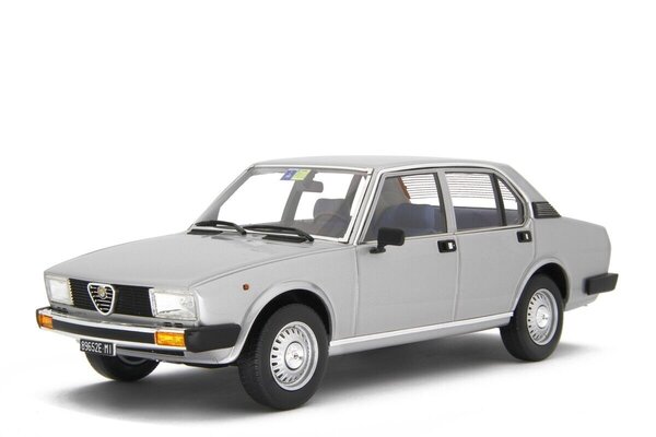 Alfa Romeo Alfa Romeo Alfetta 2.0L 1978 + Optional Wheels - 1:18 - Laudoracing - Model Alfa Romeo Alfa Romeo Alfetta 2.0L 1978 + Optional Wheels - 1:18 - Laudoracing - Model