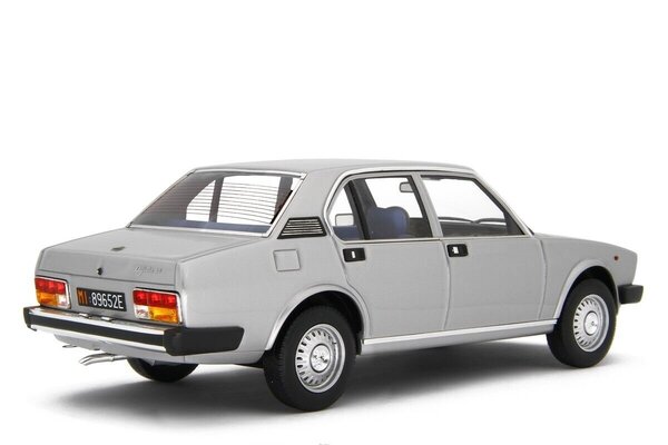 Alfa Romeo Alfa Romeo Alfetta 2.0L 1978 + Optional Wheels - 1:18 - Laudoracing - Model Alfa Romeo Alfa Romeo Alfetta 2.0L 1978 + Optional Wheels - 1:18 - Laudoracing - Model