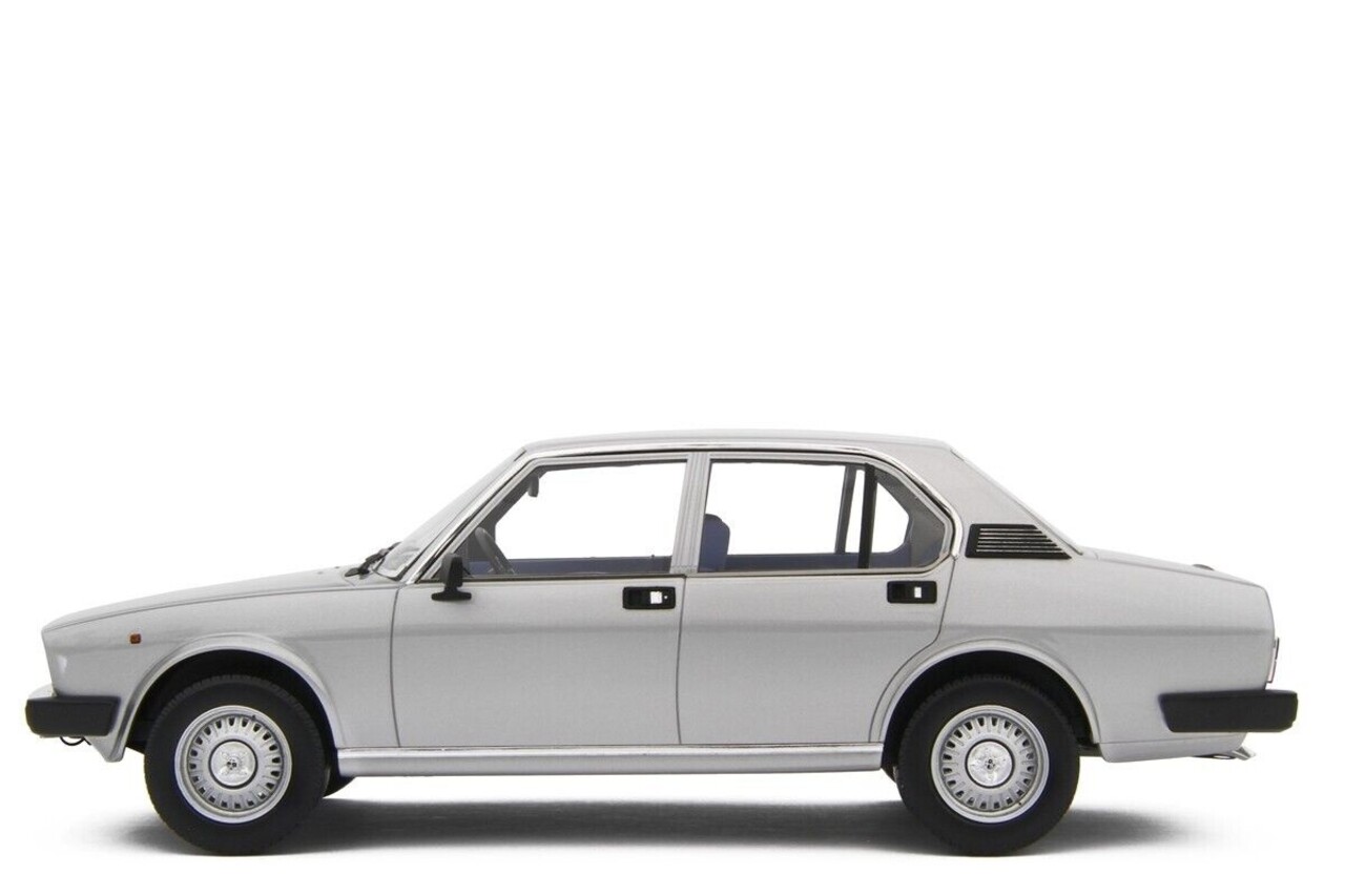Alfa Romeo Alfa Romeo Alfetta 2.0L 1978 + Optional Wheels - 1:18 - Laudoracing - Model Alfa Romeo Alfa Romeo Alfetta 2.0L 1978 + Optional Wheels - 1:18 - Laudoracing - Model