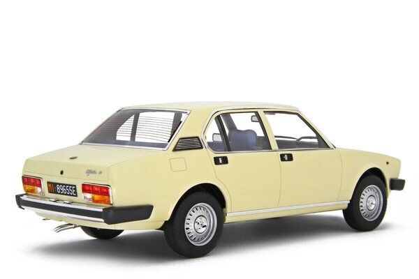 Alfa Romeo Alfa Romeo Alfetta 2.0L 1978 + Optional Wheels - 1:18 - Laudoracing - Model