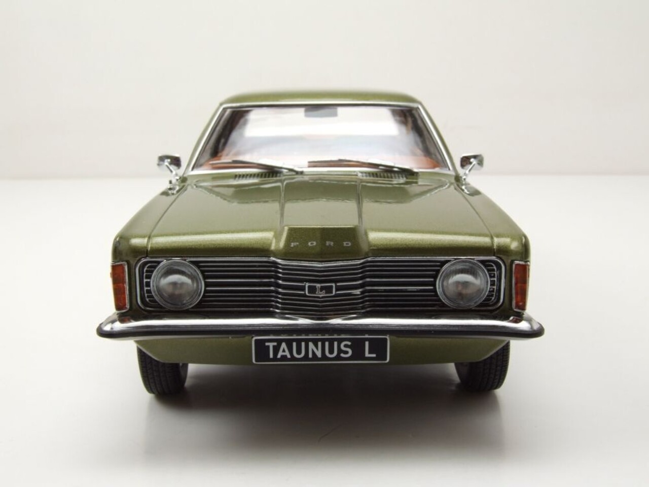 Ford Ford Taunus L Coupe 1971 - 1:18 - KK Scale