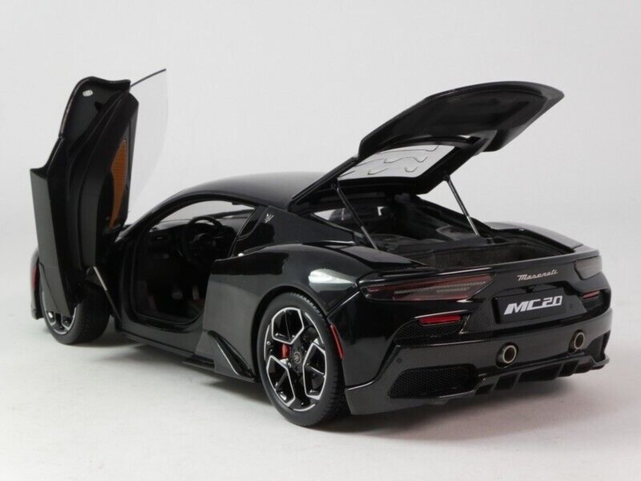 Maserati Maserati MC20 Gloss Black Roof 2020 - 1:18 - BBR Maserati Maserati MC20 Gloss Black Roof 2020 - 1:18 - BBR