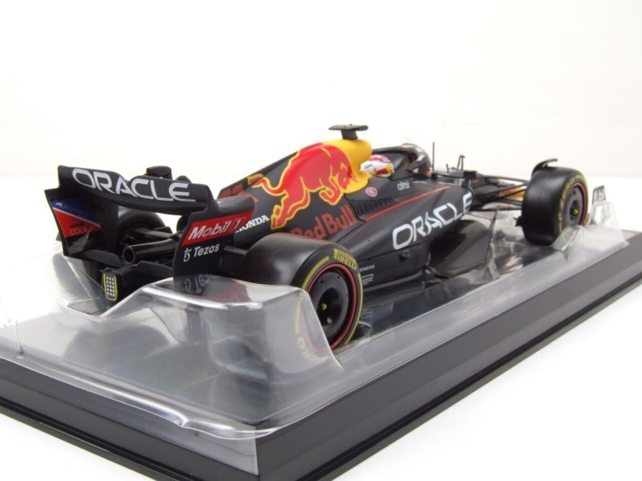 Formule 1 Red Bull RB18 Team Oracle Red Bull Racing #11 GP Abu Dhabi 2022 S.Perez + Pilot - 1:24 - Bburago