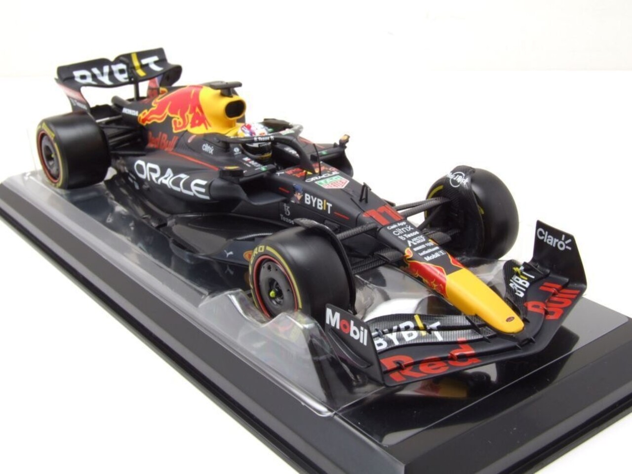 Formule 1 Red Bull RB18 Team Oracle Red Bull Racing #11 GP Abu Dhabi 2022 S.Perez + Pilot - 1:24 - Bburago