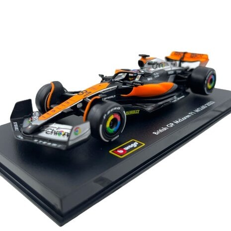 Formule 1 McLaren F1 MCL60 #81 Team McLaren 4th British GP 2023 (O.Piastri) + Pilot + Showcase  - 1:43 - Bburago
