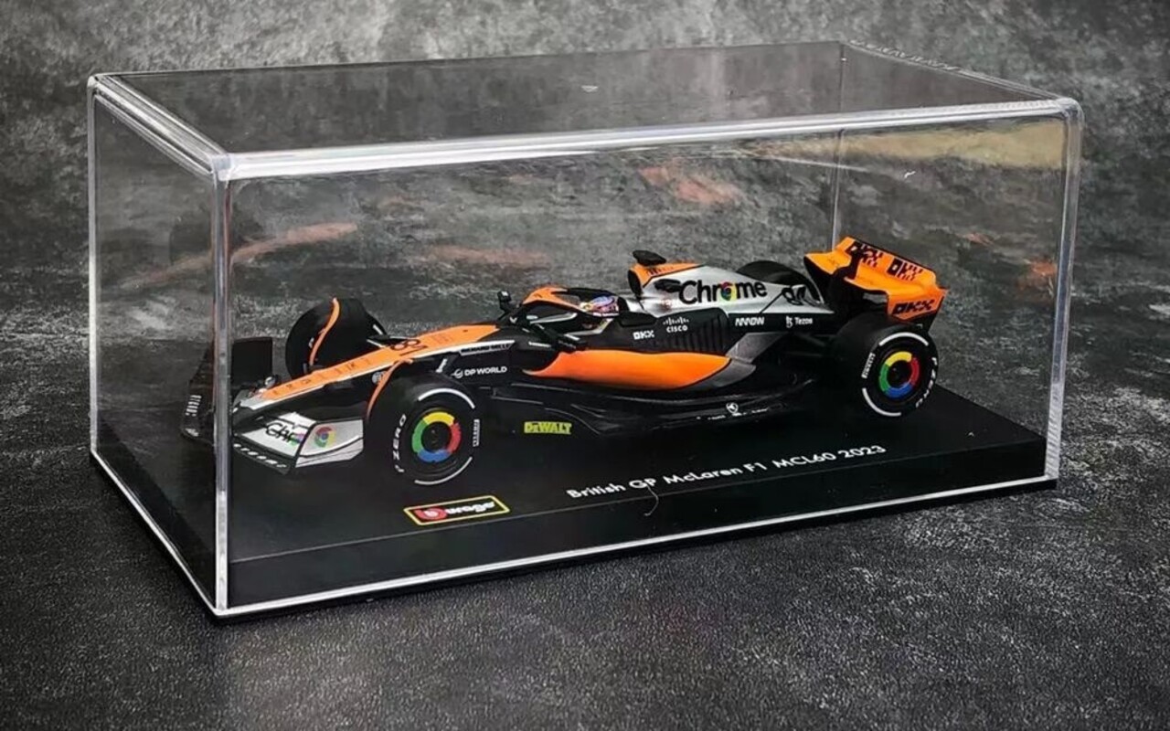 Formule 1 McLaren F1 MCL60 #81 Team McLaren 4th British GP 2023 (O.Piastri) + Pilot + Showcase  - 1:43 - Bburago