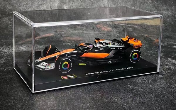 Formule 1 McLaren F1 MCL60 #81 Team McLaren 4th British GP 2023 (O.Piastri) + Pilot + Showcase  - 1:43 - Bburago