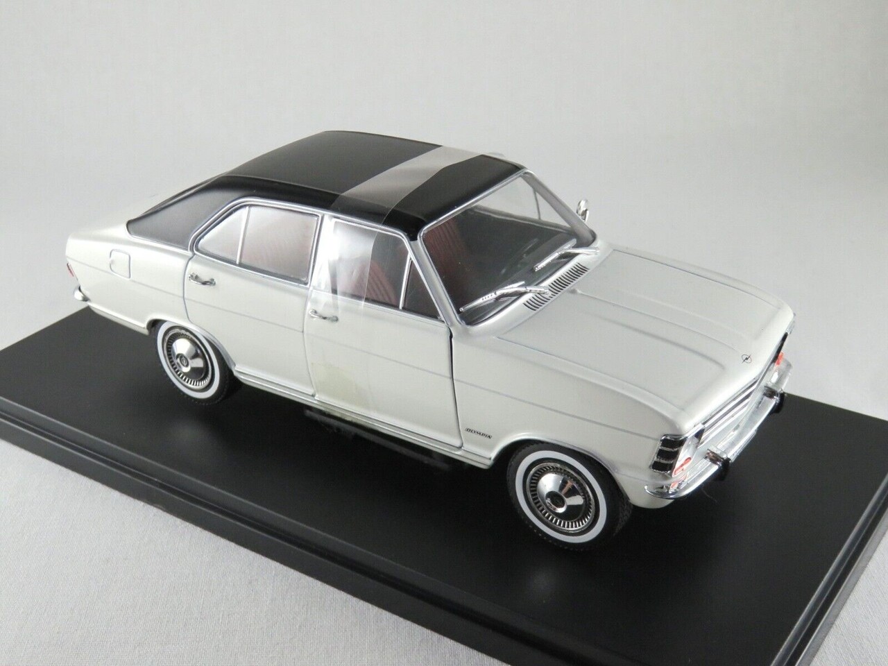 Opel Opel Olympia A 1967 - 1:24 - Whitebox Opel Opel Olympia A 1967 - 1:24 - Whitebox
