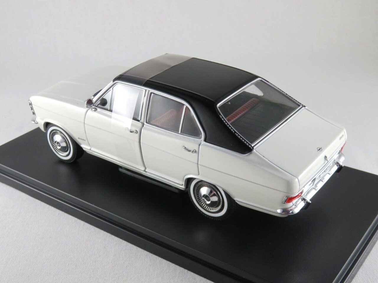 Opel Opel Olympia A 1967 - 1:24 - Whitebox Opel Opel Olympia A 1967 - 1:24 - Whitebox