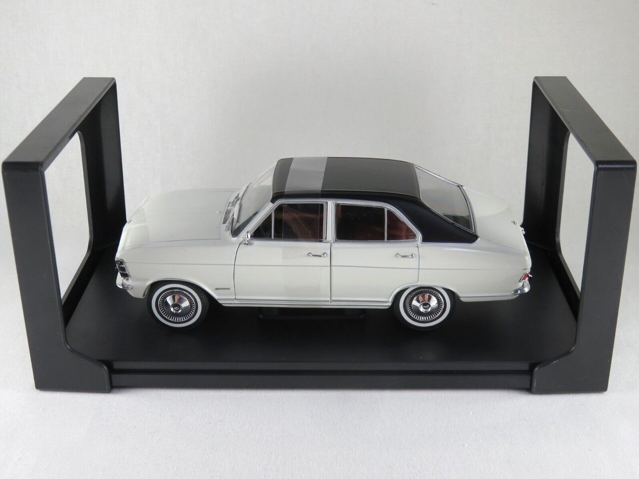 Opel Opel Olympia A 1967 - 1:24 - Whitebox Opel Opel Olympia A 1967 - 1:24 - Whitebox