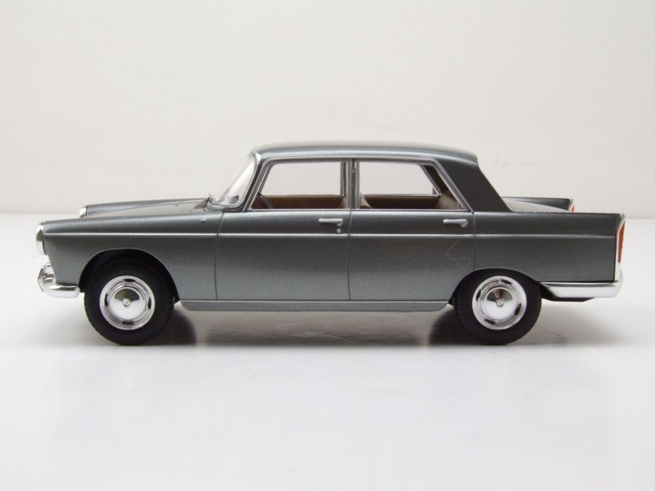 Peugeot Peugeot 404 1960 - 1:24 - Whitebox Peugeot Peugeot 404 1960 - 1:24 - Whitebox