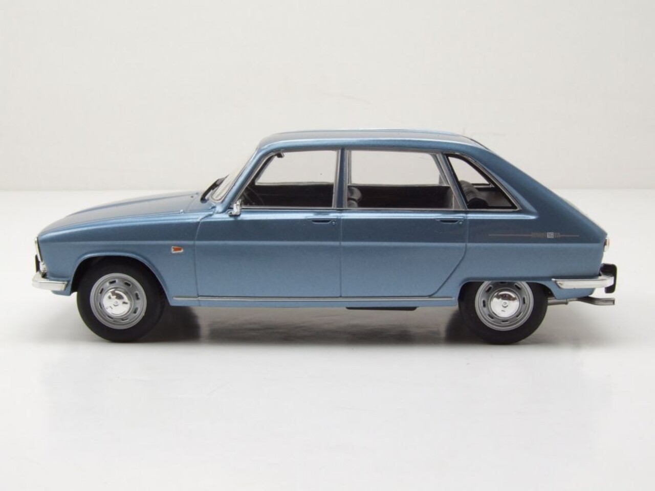 Renault Renault 16 1965 - 1:24 - Whitebox Renault Renault 16 1965 - 1:24 - Whitebox
