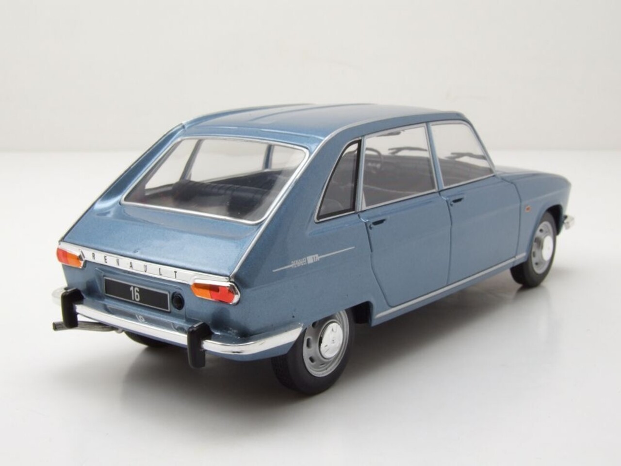 Renault Renault 16 1965 - 1:24 - Whitebox Renault Renault 16 1965 - 1:24 - Whitebox