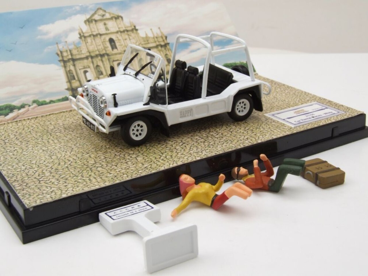 Austin Austin Mini Moke 1968 + 2 Figures + Suitcase + Macau Street Sign - 1:43 - Vitesse Austin Austin Mini Moke 1968 + 2 Figures + Suitcase + Macau Street Sign - 1:43 - Vitesse
