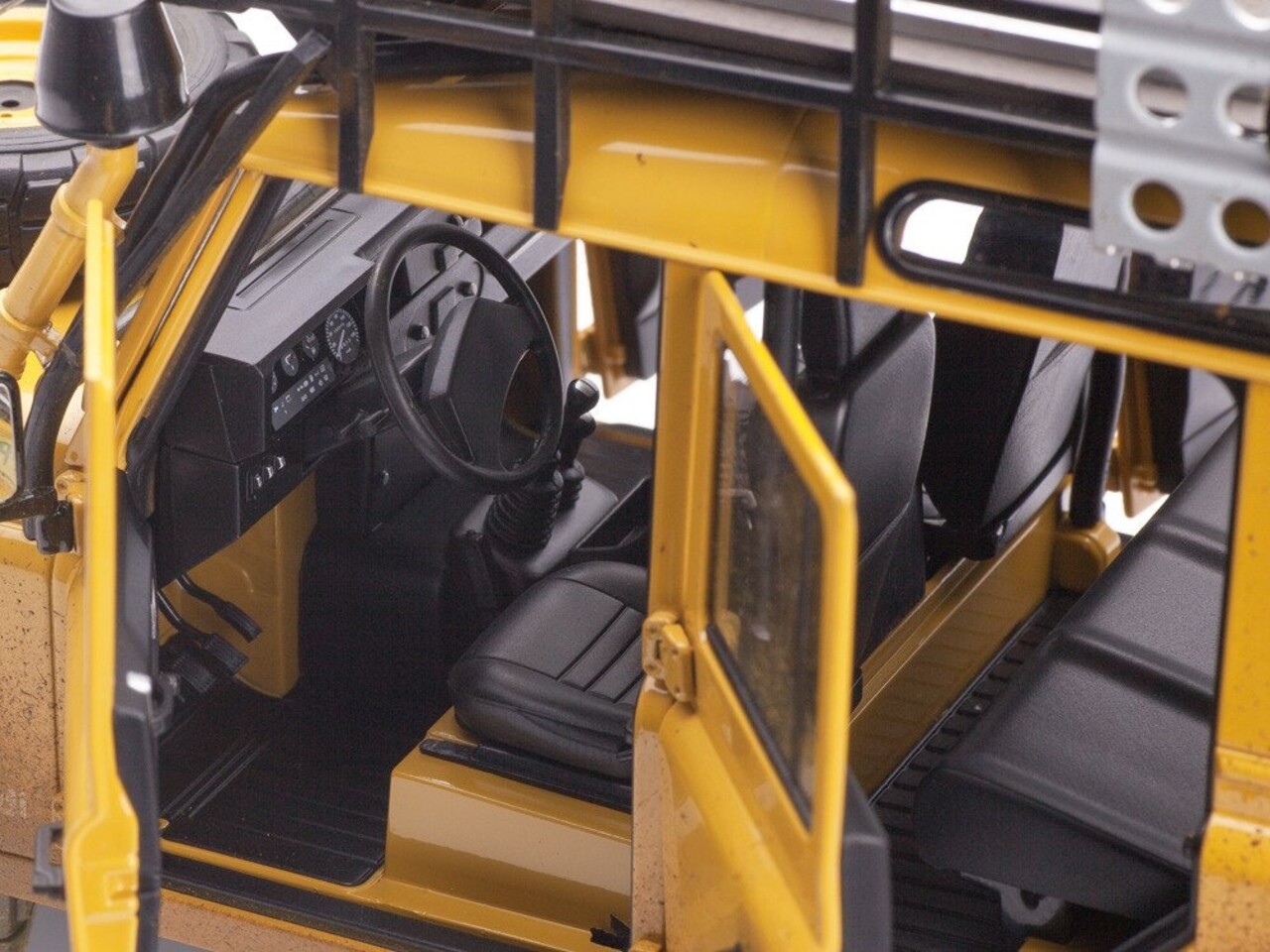 Land Rover Land Rover Defender 110 'Camel Trophy' Support Unit Sabah-Malaysia Dirty Version 1993 - 1:18 - Almost Real