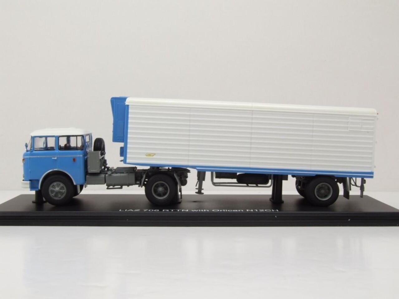 LIAZ Liaz/Skoda 706 RTTN Tractor 4x2 + Reefer Semitrailer N12CH 2 Axle - 1:43 - Premium ClassiXXs
