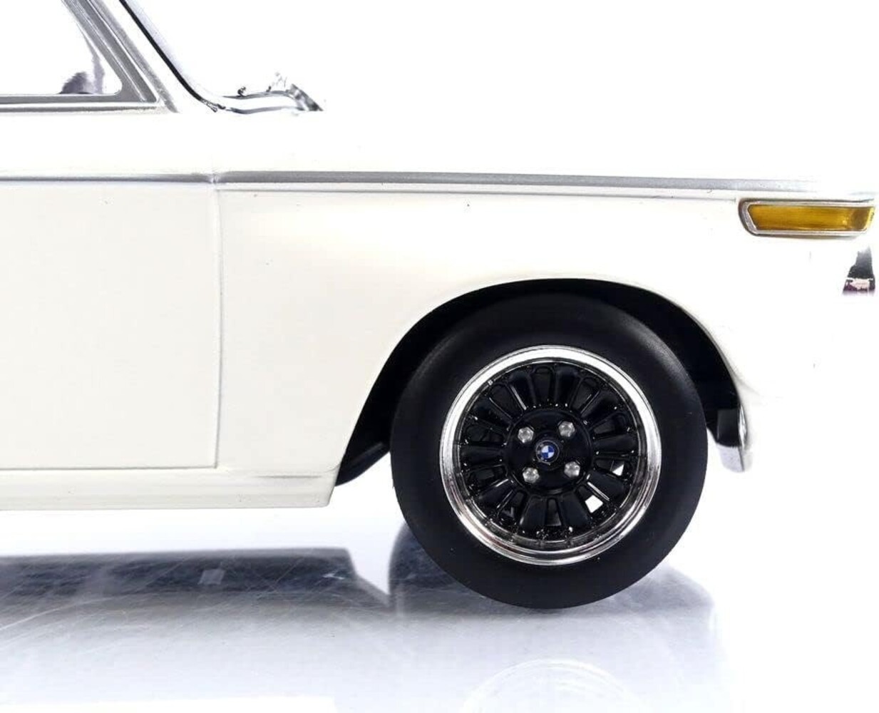 BMW BMW 2002 Plain Body Version 1970 - 1:18 - Minichamps BMW BMW 2002 Plain Body Version 1970 - 1:18 - Minichamps