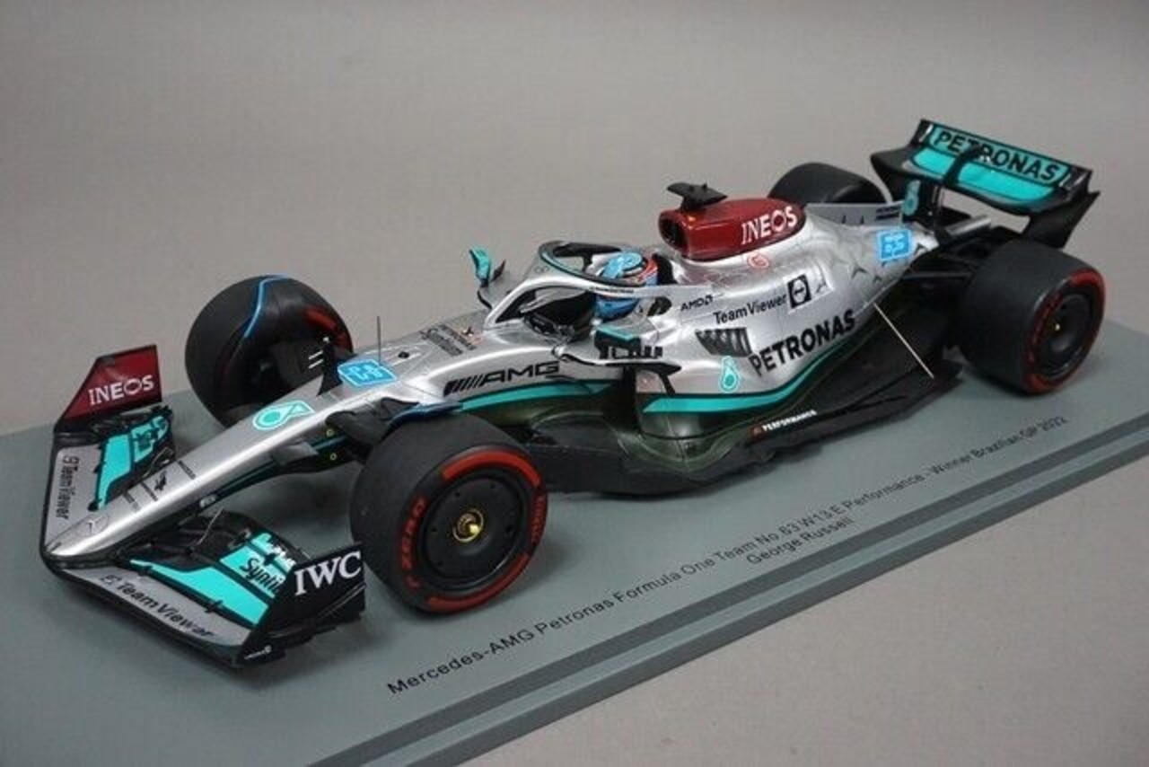 Formule 1 Mercedes-AMG F1 W13 E Performance #63 Winner GP Brazil 2022 + Signs - 1:18 - Spark
