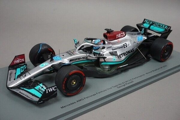 Formule 1 Mercedes-AMG F1 W13 E Performance #63 Winner GP Brazil 2022 + Signs - 1:18 - Spark