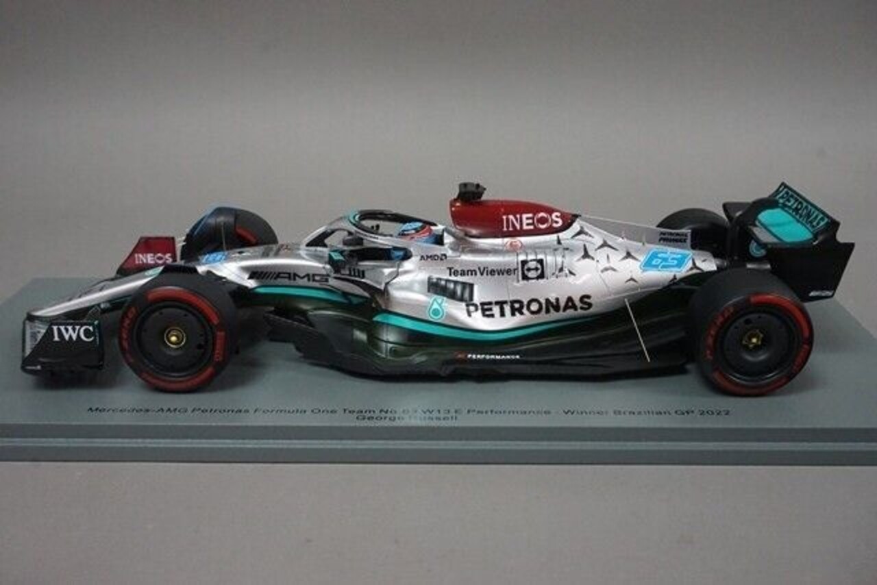 Formule 1 Mercedes-AMG F1 W13 E Performance #63 Winner GP Brazil 2022 + Signs - 1:18 - Spark