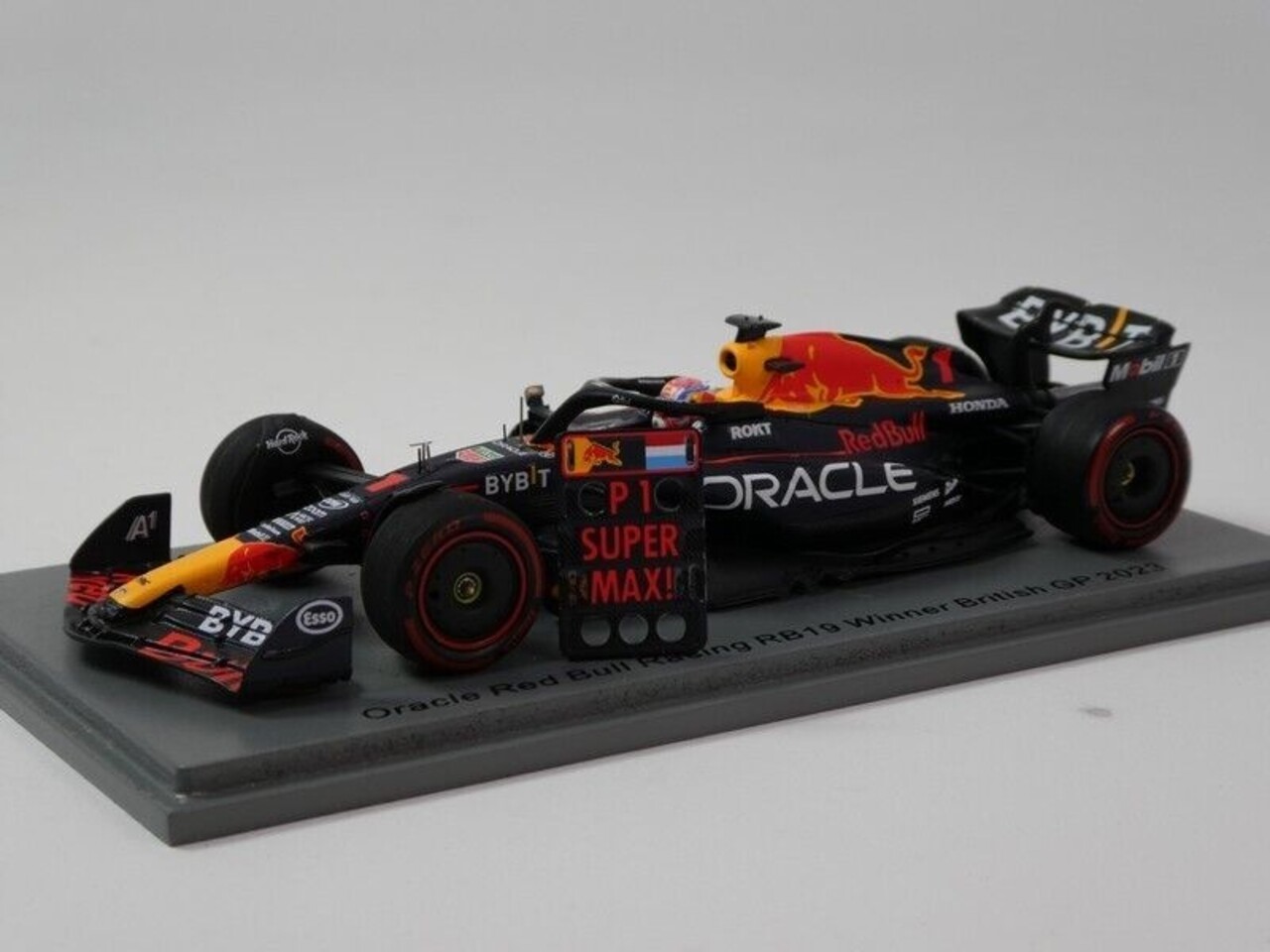 Formule 1 Oracle Red Bull RB19 #1 Winner British GP 2023 Max Verstappen + Pit Sign - 1:43 - Spark