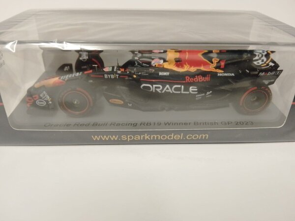 Formule 1 Oracle Red Bull RB19 #1 Winner British GP 2023 Max Verstappen + Pit Sign - 1:43 - Spark