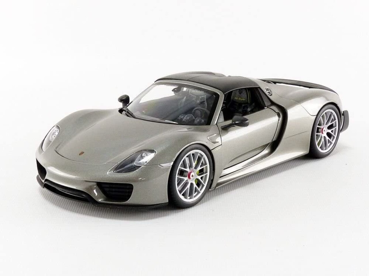 Porsche Porsche 918 Spyder (Black Top) - 1:18 - Welly