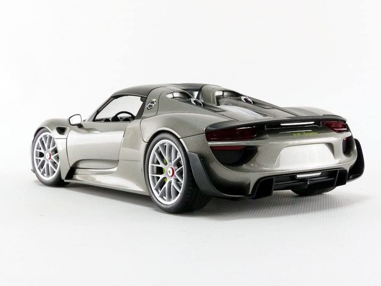 Porsche Porsche 918 Spyder (Black Top) - 1:18 - Welly