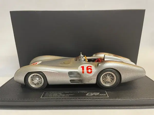 Formule 1 Mercedes-Benz W196R Streamliners #16 Winner GP Italy 1954 Juan Fangio World Champion (Dirty Version) - 1:18 - GP Replicas Formule 1 Mercedes-Benz W196R Streamliners #16 Winner GP Italy 1954 Juan Fangio World Champion (Dirty Version) - 1:18 - GP Replicas