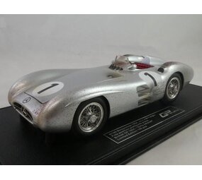 Formule 1 Mercedes-Benz W196R Streamliners #1 Pole Position +4th British GP 1954 Juan Fangio World Champion (Dirty Version)  - 1:18 - GP Replicas Formule 1 Mercedes-Benz W196R Streamliners #1 Pole Position +4th British GP 1954 Juan Fangio World Champion (Dirty Version)  - 1:18 - GP Replicas