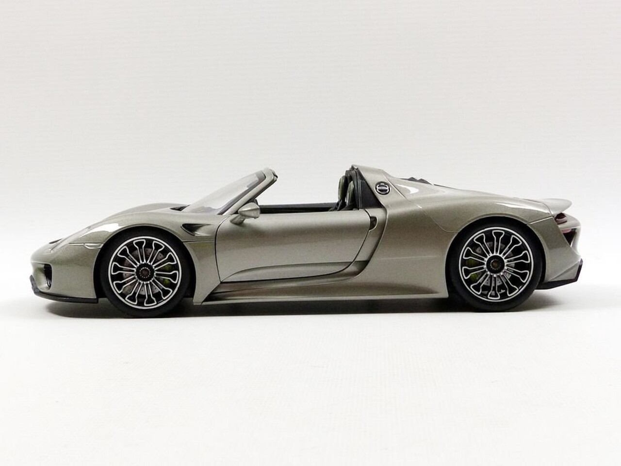 Porsche Porsche 918 Spyder (Open Top) - 1:18 - Welly Porsche Porsche 918 Spyder (Open Top) - 1:18 - Welly