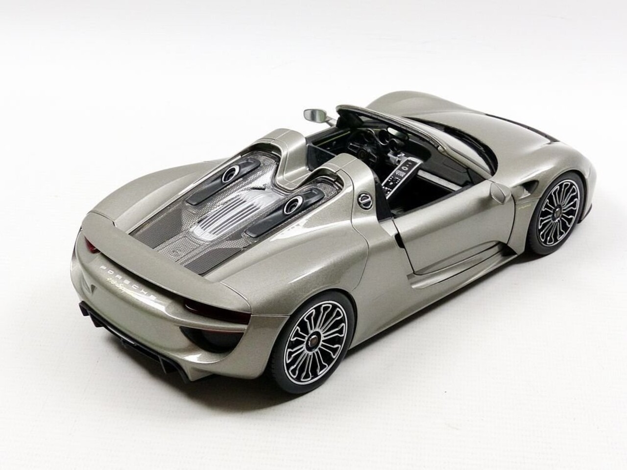 Porsche Porsche 918 Spyder (Open Top) - 1:18 - Welly Porsche Porsche 918 Spyder (Open Top) - 1:18 - Welly