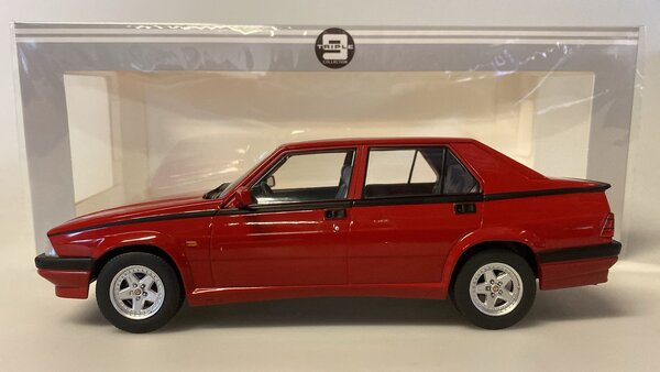Alfa Romeo Alfa Romeo 75 1991 - 1:18 - Triple 9 Collection