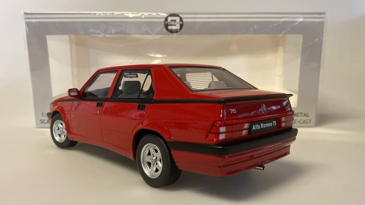 Alfa Romeo Alfa Romeo 75 1991 - 1:18 - Triple 9 Collection