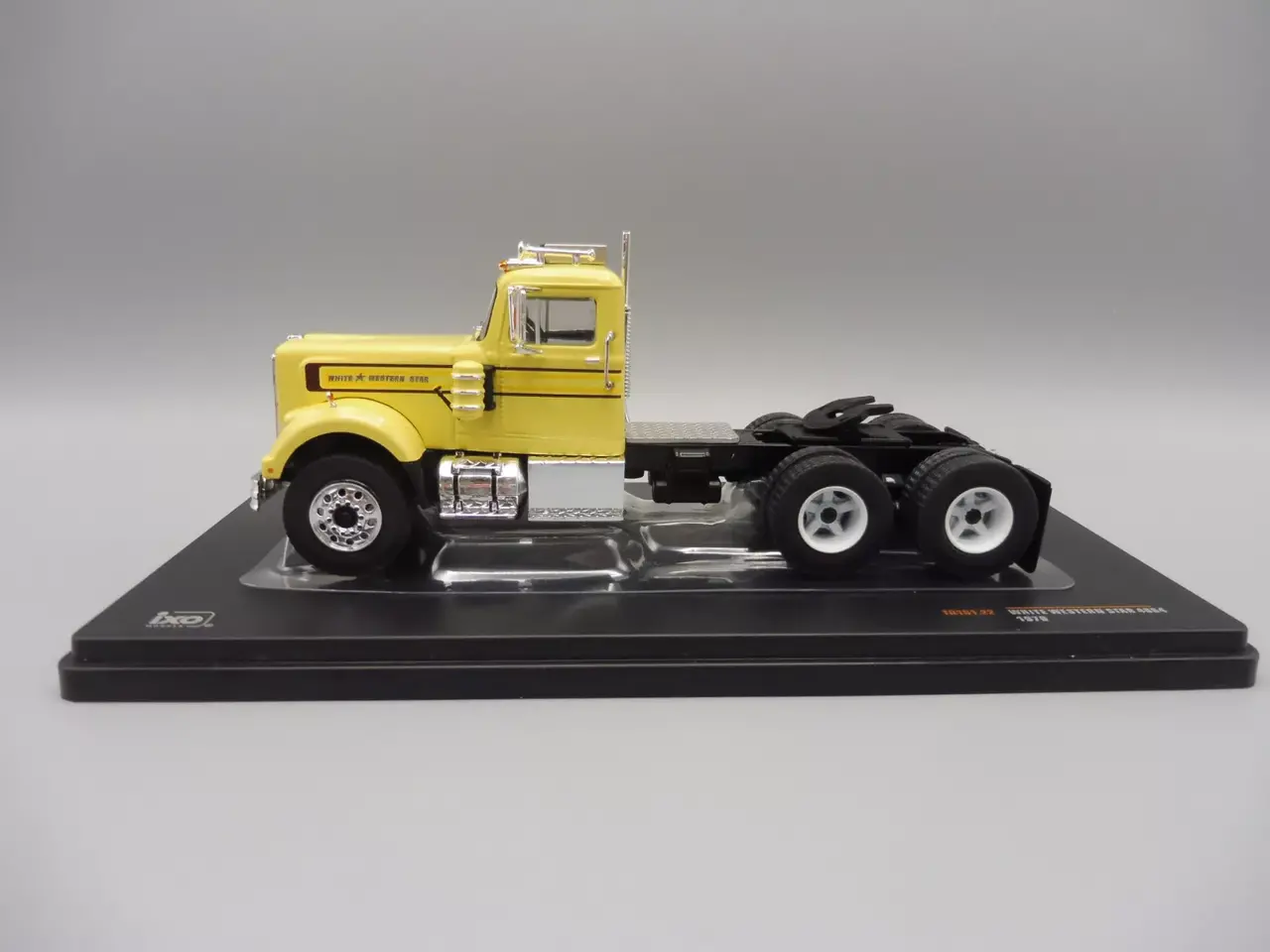 Western Star White Western Star 4864 Tractor 6x4 1970 - 1:43 - IXO Models