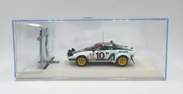 Lancia Lancia Stratos HF Alitalia #10 Winner Rally Monte Carlo 1979 (Night Version) + 2x Figure - 1:43 - IXO Models Lancia Lancia Stratos HF Alitalia #10 Winner Rally Monte Carlo 1979 (Night Version) + 2x Figure - 1:43 - IXO Models