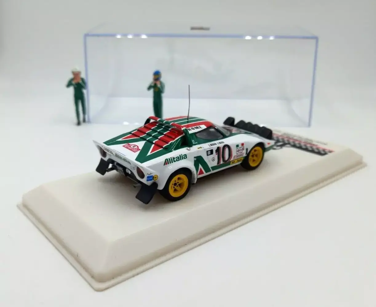Lancia Lancia Stratos HF Alitalia #10 Winner Rally Monte Carlo 1979 (Night Version) + 2x Figure - 1:43 - IXO Models Lancia Lancia Stratos HF Alitalia #10 Winner Rally Monte Carlo 1979 (Night Version) + 2x Figure - 1:43 - IXO Models