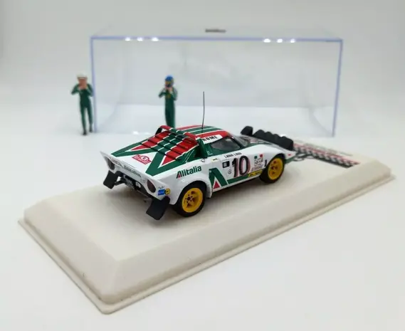Lancia Lancia Stratos HF Alitalia #10 Winner Rally Monte Carlo 1979 (Night Version) + 2x Figure - 1:43 - IXO Models Lancia Lancia Stratos HF Alitalia #10 Winner Rally Monte Carlo 1979 (Night Version) + 2x Figure - 1:43 - IXO Models