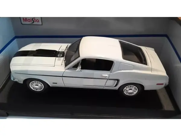 Ford Ford Mustang GT Cobra Jet 1968 - 1:18 - Maisto Ford Ford Mustang GT Cobra Jet 1968 - 1:18 - Maisto