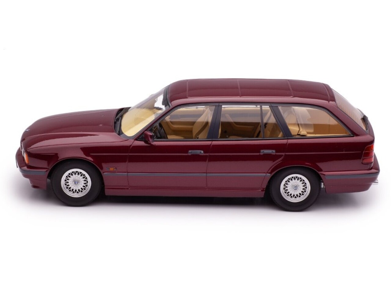 BMW BMW 5-Series Touring E34 1996 - 1:18 - Triple 9 Collection BMW BMW 5-Series Touring E34 1996 - 1:18 - Triple 9 Collection