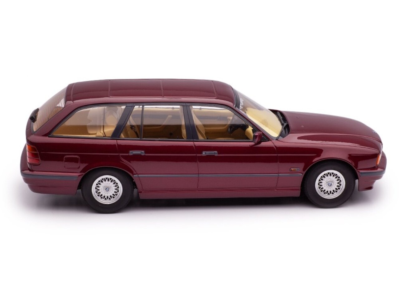 BMW BMW 5-Series Touring E34 1996 - 1:18 - Triple 9 Collection BMW BMW 5-Series Touring E34 1996 - 1:18 - Triple 9 Collection